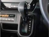 【シフトレバー】シフトもとても操作しやすいデザインになっております。運転する人の事を第一に考えた操作性の高い仕様です。