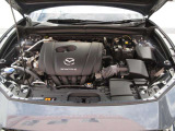 「SKYACTIV-G(ガソリン)」は、規格外の高圧縮を実現し、世界のエンジン技術者に驚きを与えました。さらに、それを維持したままノッキングの発生を抑え、熱効率を向上、走りにも寄与したエンジンです。