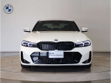 【BMWの伝統】BMWの特徴的な&ldquo;キドニーグリル&rdquo;は、80年以上続く伝統の形でございます。変わらないこだわりのデザインが、プレミアムブランド&ldquo;BMW&rdquo;を創り出します。