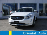 ボルボXC60D4クラシック【クリーンディーゼル車(低燃費)・RSEリヤツインモニター付・電動サンルーフ・電動テールゲート・パールホワイト】