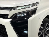 【LEDヘッドライト】悪天候や夜間走行時も良好な視界を確保し安心して運転できる高輝度LEDヘッドライトを装備!点灯速度が早く、消費電力も抑えられています。