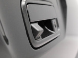 このお車はバックカメラが付いています。ナビをつければ連動できます。バックの操作が楽になります。