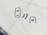 【ブラインドスポットモニター】走行中、ドアミラーの死角になりやすい箇所に後続車が接近するとサイドミラーのレンズに警告を表示!ドライバーに注意喚起をしてくれます。
