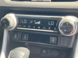 左右独立温度コントロールフルオートエアコンです。運転席、助手席それぞれで独立して温度設定ができます。冷え性の方が乗っても安心ですね♪