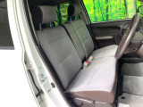 運転席まわりには十分なスペースがあり、大柄な方でもゆったり運転していただける環境です。