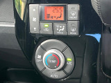 【オートエアコン】一度お好みの温度に設定すれば、車内の温度を検知し風量や温度を自動で調整。暑い&hellip;寒い&hellip;と何度もスイッチ操作をする必要はありません。快適な車内空間には必須の機能ですね♪
