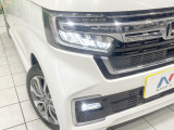 【LEDヘッドライト】悪天候や夜間走行時も良好な視界を確保し安心して運転できる高輝度LEDヘッドライトを装備!点灯速度が早く、消費電力も抑えられています。