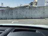 HUD: ヘッドアップディスプレイはドライバーが前方に集中できるよう、ナビや車速情報をフロントガラスに投影するシステムです。