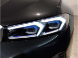 【LEDヘッドライト】先進のLEDテクノロジーを採用。放射される白色光の周波特性は太陽光に近く、バイキセノン・ヘッドライトを上回るコントラストで更に明るく輝きます!