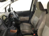 高いホールド性で運転姿勢が安定します。長距離ドライブでも疲れにくいのが魅力です。快適なドライビングライフをお送りください♪