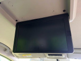 【フリップダウンモニター】大画面モニターで後席でもエンタメをお楽しみいただけます。小さなお子様にも大人気の装備です♪