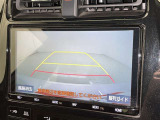 後方の見える安心をお届けするバックガイドモニター付:バックするときのアシストラインもあって楽々バック!車庫入れや縦列駐車をサポートし、苦手な駐車も安心です!今やもう手放せない装備ですネ♪