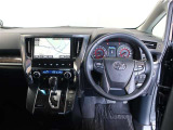 運転席は見晴らしが良く、運転しやすいレイアウトになっています。