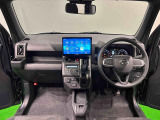 ダークシルバーの差し色&カモフラージュ柄のシートが気分を高める運転席に加えてUV&IRカット機能付きフロントガラスの面積や位置取りが良く、高いアイポイントで前方・右前・左前方向の見通しがいいですよ!