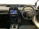 運転席は見やすく整理され、ナビも美しく装着され操作性にも優れています!