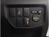 お車のキーはスマートキーです。キーを身につけた状態で車に近づき、ドアロックの解錠や施錠操作が出来ます。雨の日など両手がふさがっている時など、とっても便利ですね。