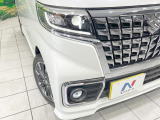 【LEDヘッドライト】悪天候や夜間走行時も良好な視界を確保し安心して運転できる高輝度LEDヘッドライトを装備!点灯速度が早く、消費電力も抑えられています。