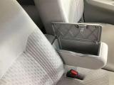 ひじ掛けが収納ボックスになります