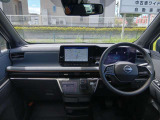 広々とした運転席周り!収納や物を置く場所もあり快適に過ごせる空間です!