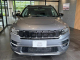 LEDヘッドライトと一体化し、グリル中央部と上下のクロームを変えることで立体感を演出したJeep伝統のセブンスロットグリル