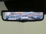 車両後方の視界をクリアに映し出す「デジタルインナーミラー」搭載です。
