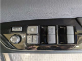 パワーウィンドウのスイッチですよ。 運転席に居ながら窓を開け閉めのコントロールできますよ。 ロック機能で、子供がイタズラして窓を開けるという事も無くなりますよ。