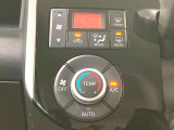 【オートエアコン】一度お好みの温度に設定すれば、車内の温度を検知し風量や温度を自動で調整。暑い&hellip;寒い&hellip;と何度もスイッチ操作をする必要はありません。快適な車内空間には必須の機能ですね♪