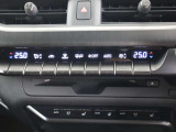 運転・助手席で独立した温度設定のできる、オートエアーコンディショナー。花粉除去機能、ナノイオン発生機能を装備し、室内を快適な環境に保ちます。