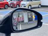 隣車線を走る車両をレーダーで検知し、ドアミラーでは確認しにくい後側方エリアに存在する車両に加え、急接近してくる車両も検知します。車両を検知するとドアミラーに搭載されたLEDインジケーターが点灯します。