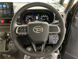 ステアリングから手を離さず、運転に集中したままオーディオ等の操作ができます。