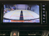 ディスプレイに後方の視界を表示し、車庫入れをサポート「距離目安線」「車幅延長線」およびステアリング操作に連動する「予想進路線」を画面に表示します。※必ず車両周辺の安全を直接確認してください。