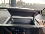 インスト運転席アッパーボックス。運転席前にサングラスなどを収納できます。