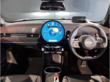 MINIの内装はとにかく『円』に拘ったデザインコンセプトが一目で伝わってきます。これほど円形に拘った車は他に御座いません。伝統のデザイン、トグルスイッチなど遊び心のある内装で御座います。