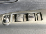 【電動格納ミラー】サイドミラーは電動格納式となっており、狭い駐車場でもキズがつくリスクを抑えられます。