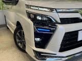 【LEDヘッドライト】悪天候や夜間走行時も良好な視界を確保し安心して運転できる高輝度LEDヘッドライトを装備!点灯速度が早く、消費電力も抑えられています。