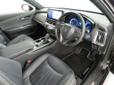 高級感のある美しいインテリアデザインの運転席です。