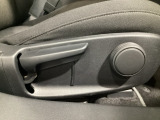 運転席にはドライバーの体型や好みに応じて前後方向だけでなく、高さの調整ができるシートリフターを装備!