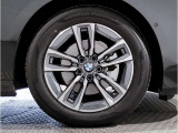 【BMWアロイホイル】軽量かつ強度に拘ったアロイホイル。走行性能ポテンシャルを引き出す設計。車の足元を引き締めてくれる大きなポイントはアロイホイルです。