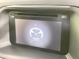 【マツダコネクトナビ】車内の雰囲気にマッチした一体型タイプのナビ。各種車輌設定やBluetooth再生等、様々な機能が楽しめます。直感的なダイヤル操作が可能で、使い勝手も良好です。