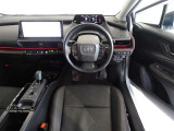 革巻きステアリングで快適な操作性の運転席です。