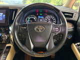 【ウッドコンビステアリング】高級感ある木目調パーツを採用した手に良く馴染むコンビハンドル。運転席廻りの雰囲気も一気に豪華になります!