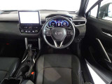 革巻きステアリングで快適な操作性の運転席です。