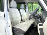 運転席まわりには十分なスペースがあり、大柄な方でもゆったり運転していただける環境です。