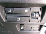 運転席周りに主要な装備の操作スイッチが集合しております!!