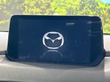 【8インチマツダコネクト】車内の雰囲気にマッチした大型のディスプレイ。スマホ接続でのナビ使用やBluetooth再生等、様々な機能が楽しめます。直感的なダイヤル操作が可能で、使い勝手も良好です。