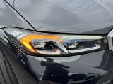 LEDヘッドライト。先進のLEDテクノロジーを採用。照射される白色光の周波特性は太陽に近く、バイキセノンヘッドライトを上回るコントラストでさらに明るく輝きます。悪天候の日でも優れた視認性を発揮します。