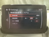 車線逸脱警報システムは、走行中にカメラで車線を検知して、自車が車線から逸脱する可能性があると判断した場合に、警報によりドライバーに通知します。