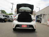 バックドアは雨でも荷が濡れにくい上開き跳ね上げ式。レジャーやショッピングの荷物も積みやすそうですね!