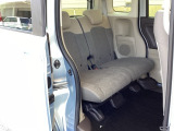 スライドドアだから、隣の車との距離が近い駐車場でも安心。チャイルドシートへの乗せ降ろしや、大きな荷物の積み込みもストレスなく行えます。