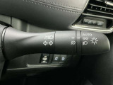 【オートライト】車のセンサーが周囲の明るさを感知し、自動でヘッドライトを点灯・消灯する機能です。この機能は夕暮れ時の交通事故が多い時間帯の安全性を高めてくれます。